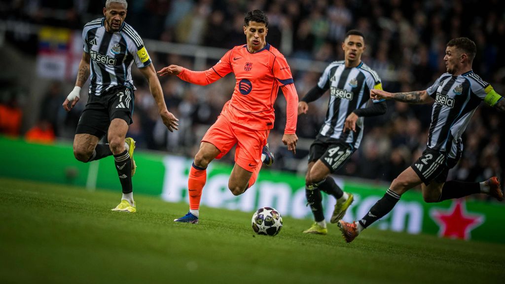 Joao Cancelo durant el Newcastle-Barça