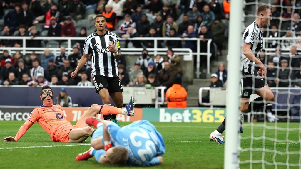 Robert Lewandowski falla una rematada al Newcastle-Barça