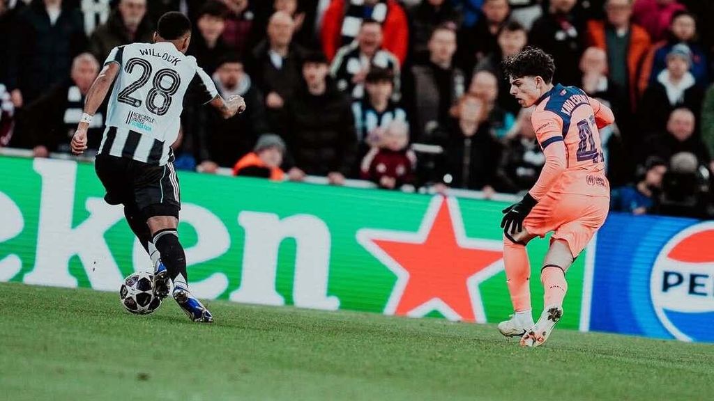 Xavi Espart defensa una acció durant el Newcastle-Barça