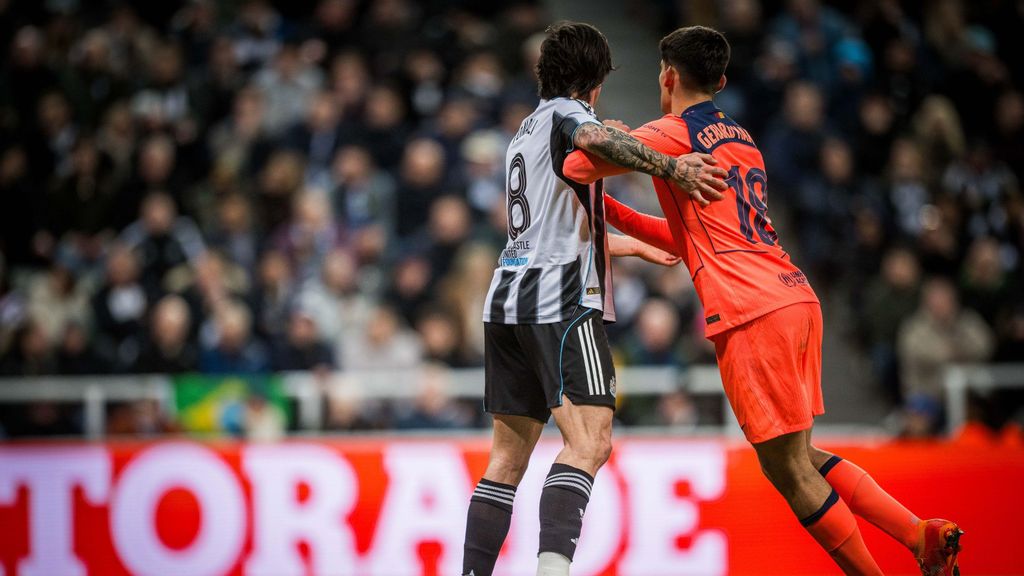 Gerard Martín lluita amb Sandro Tonali al Newcastle-Barça