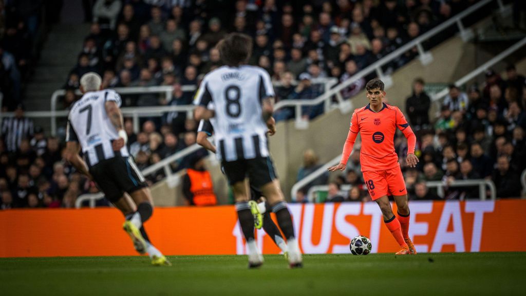 Gerard Martín condueix la pilota al Newcastle-Barça de la Champions League