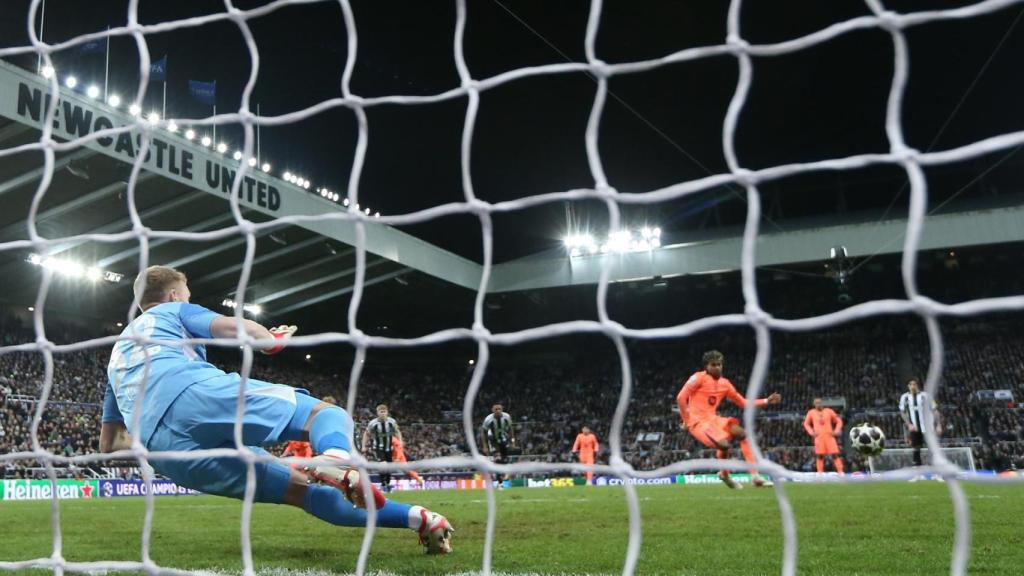 Lamine Yamal marca de penalti en Newcastle