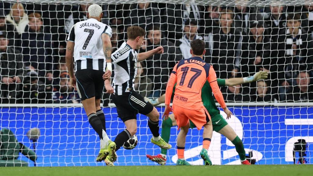 Harvey Barnes marca el gol del Newcastle contra el Barça