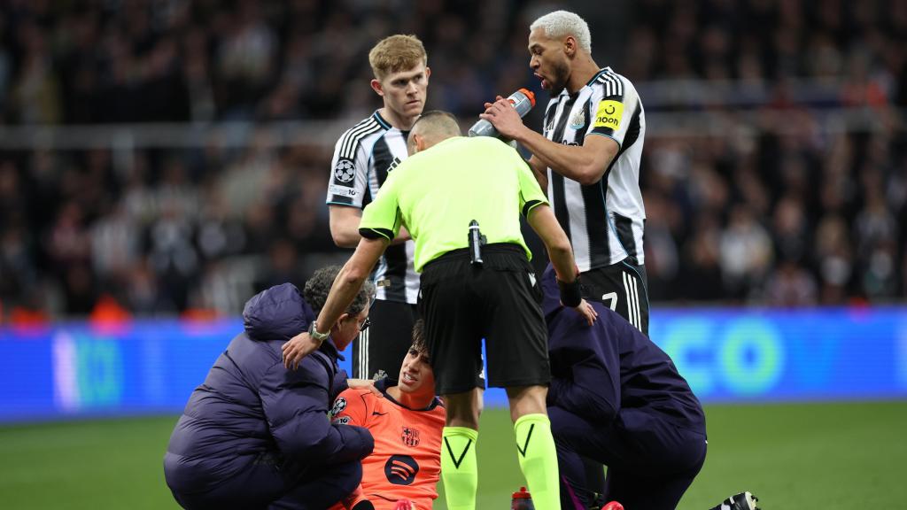 Marc Bernal, atendido por los servicios médicos en el Newcastle-Barça