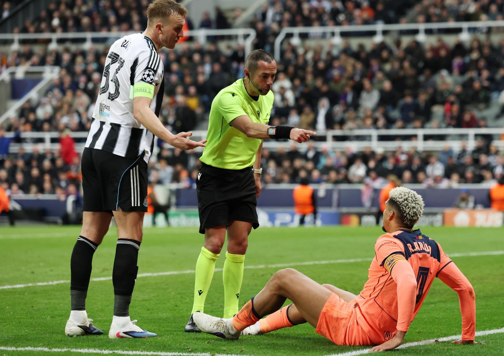 El árbitro ordena a Ronald Araujo que salga del campo en el Newcastle-Barça