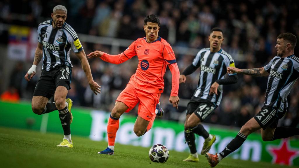 Joao Cancelo durante el Newcastle-Barça