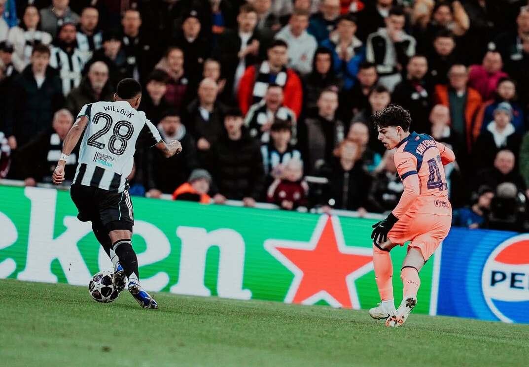 Xavi Espart defiende una acción durante el Newcastle-Barça