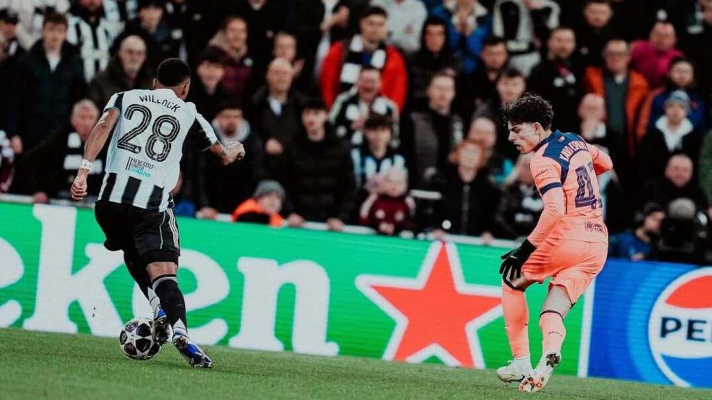 Xavi Espart defiende una acción durante el Newcastle-Barça