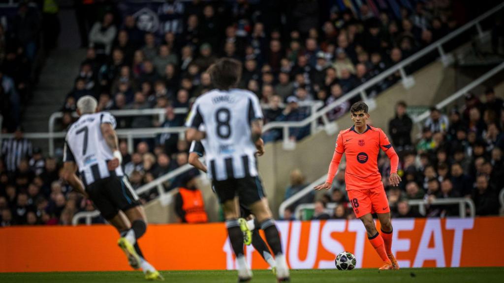 Gerard Martín conduce la pelota en el Newcastle-Barça de la Champions League