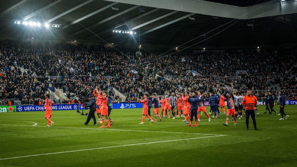 Los jugadores del Barça agradecen el apoyo a la afición tras el partido contra el Newcastle