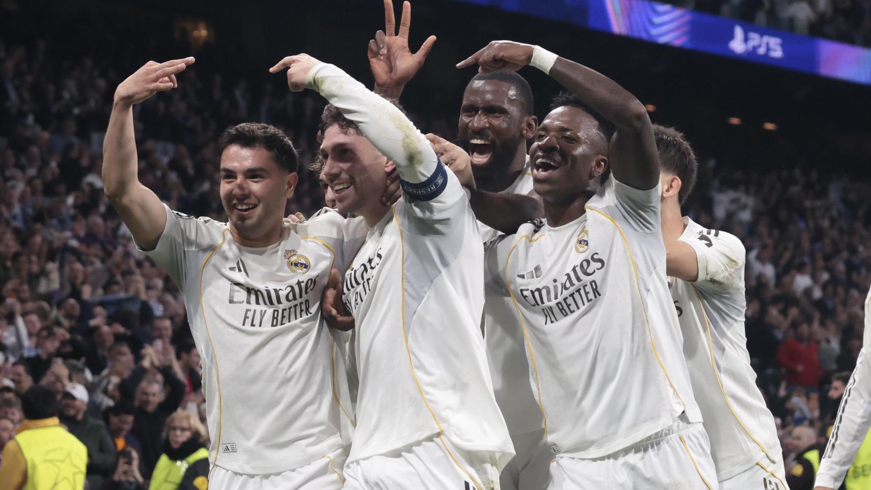 Los jugadores del Real Madrid celebran un gol de Fede Valverde en los octavos de final de la Champions League