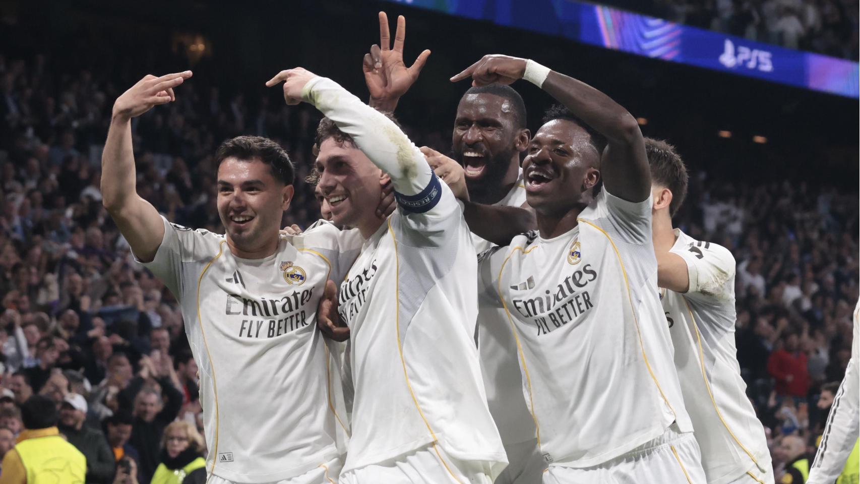 Los jugadores del Real Madrid celebran un gol de Fede Valverde en los octavos de final de la Champions League