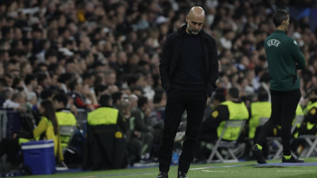 Pep Guardiola, cabizbajo, tras uno de los goles del Real Madrid contra su Manchester City
