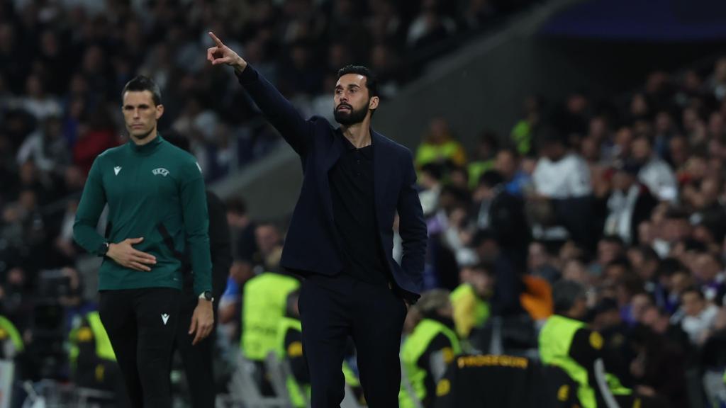 Álvaro Arbeloa da indicaciones en el Real Madrid-Manchester City de la Champions League