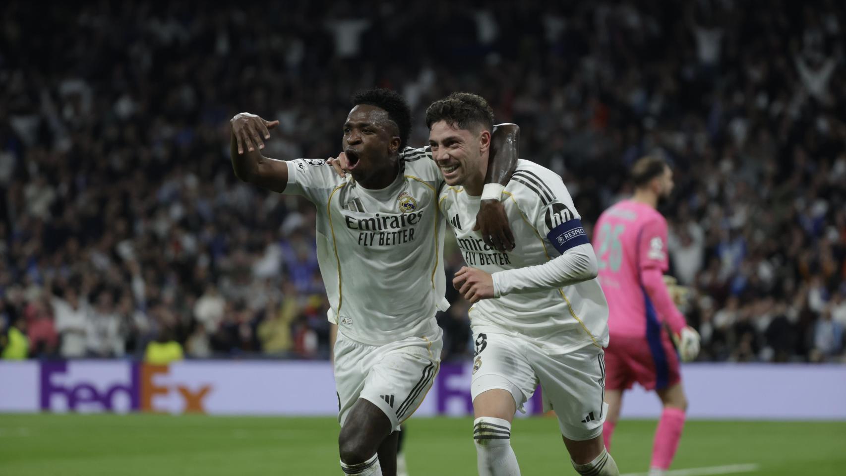 Vinicius Jr y Fede Valverde celebran el 3-0 del Real Madrid al Manchester City