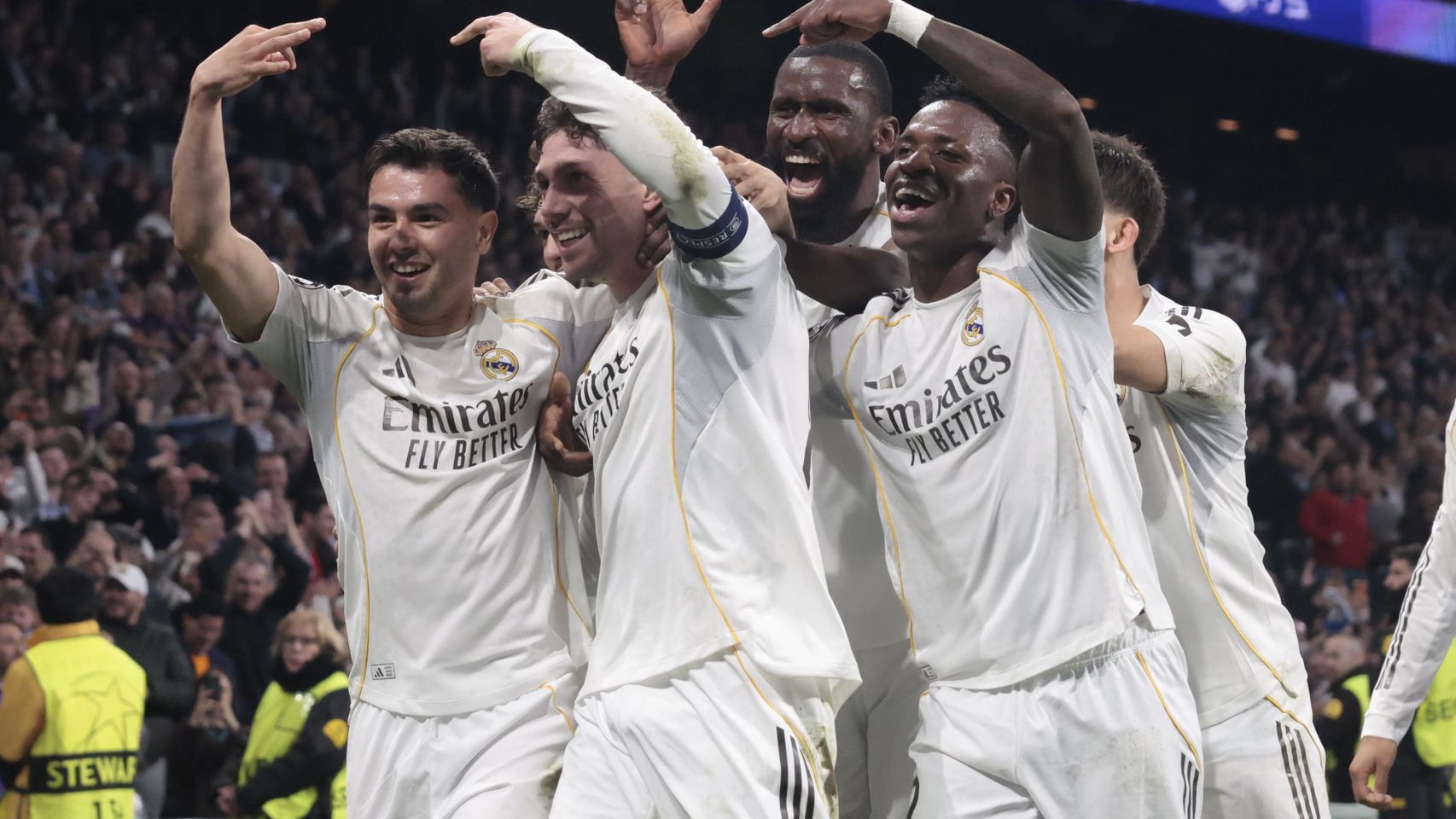Los jugadores del Real Madrid celebran un gol de Fede Valverde en los octavos de final de la Champions League