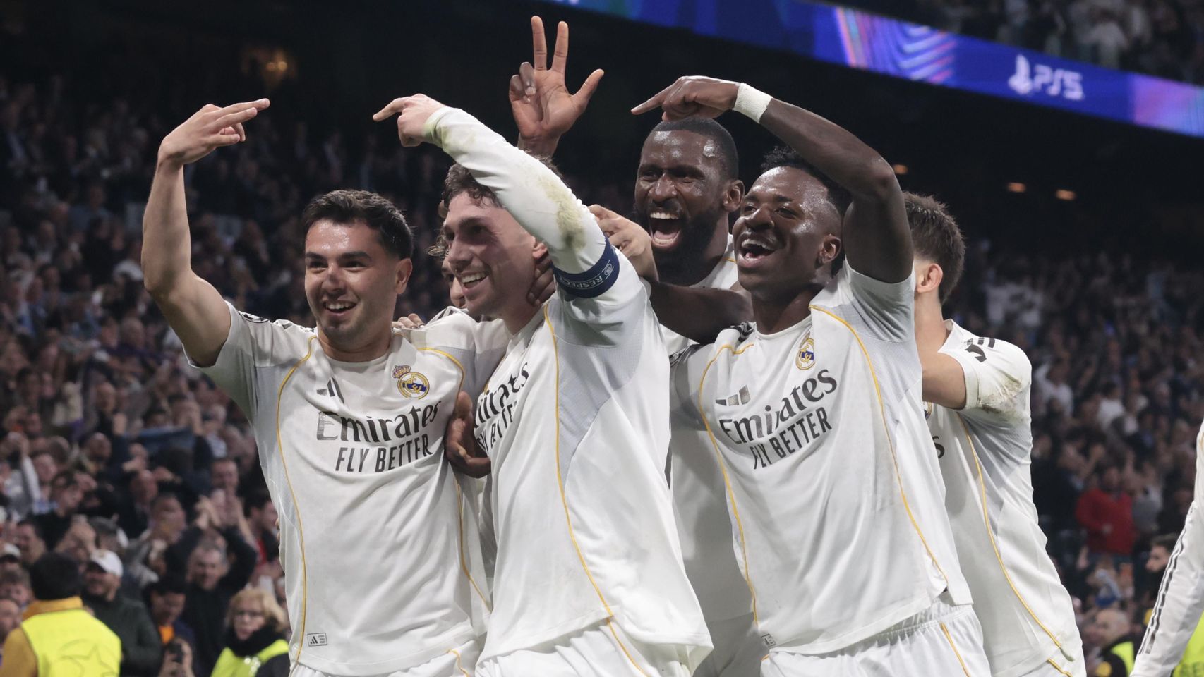 Los jugadores del Real Madrid celebran un gol de Fede Valverde en los octavos de final de la Champions League