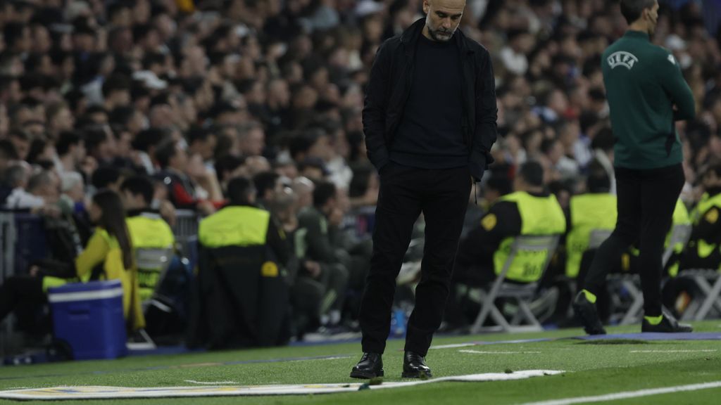Pep Guardiola, capcot, després d'un dels gols del Reial Madrid contra el seu Manchester City