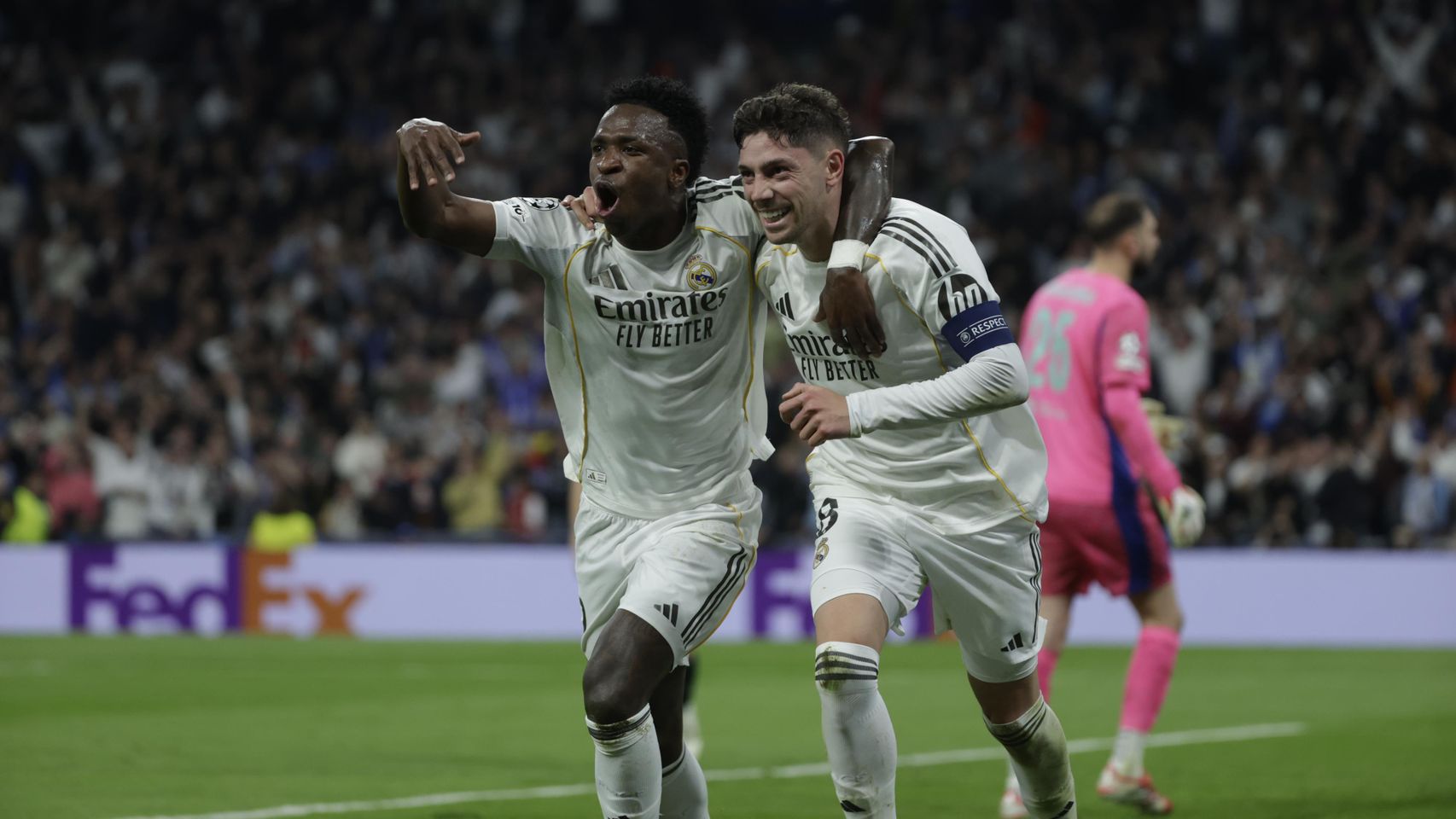 Vinicius Jr y Fede Valverde celebran el 3-0 del Real Madrid al Manchester City