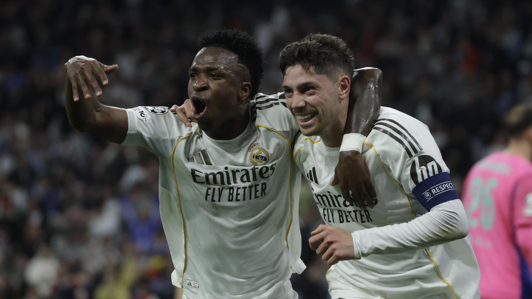 Vinicius Jr y Fede Valverde celebran el 3-0 del Real Madrid al Manchester City