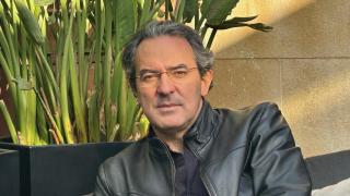 El escritor y periodista Juan Gabriel Vásquez en la entrevista con 'Letra Global', en un hotel de Barcelona