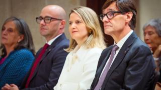 el secretario general de Derechos Sociales, Raúl Moreno, la consellera de Derechos Sociales e Inclusión, Mònica Martínez Bravo, y el presidente de la Generalitat, Salvador Illa