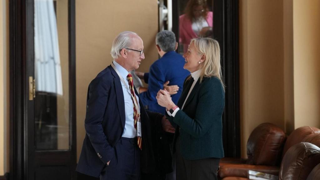 El president executiu d'Unauto VTC, José Manuel Berzal, i la diputada del PP al Parlament Ángeles Esteller al Parlament després de votar-se que segueixi la tramitació de la llei del taxi després de caure l'esmena a la totalitat de Vox.