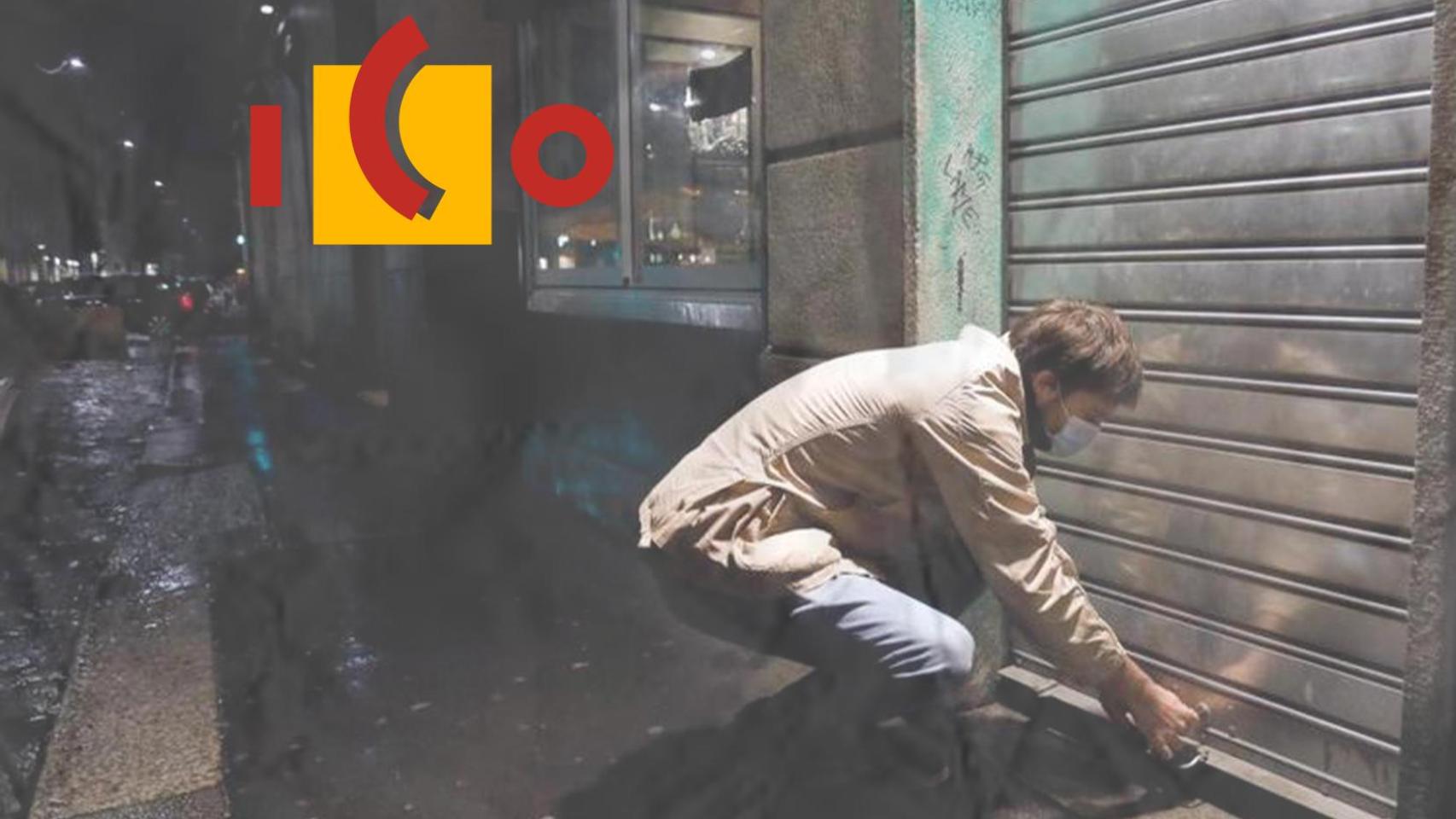 Un trabajador bajando la persiana de su comercio durante la pandemia del coronavirus