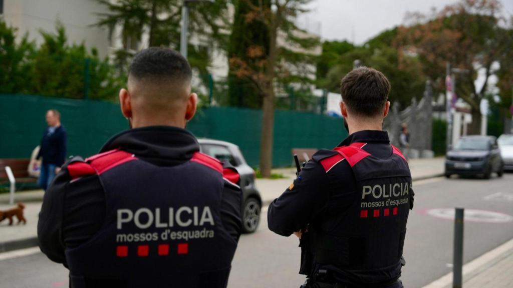 Agentes de Mossos d'Esquadra vigilando los accesos de la American School