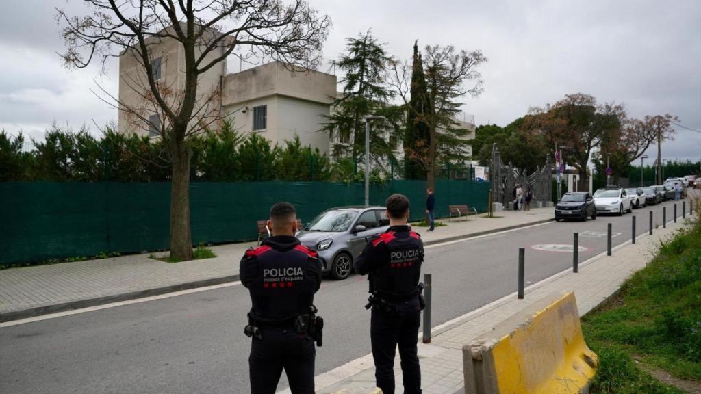 Dos gentes de Mossos d'Esquadra ante las puertas de la American School