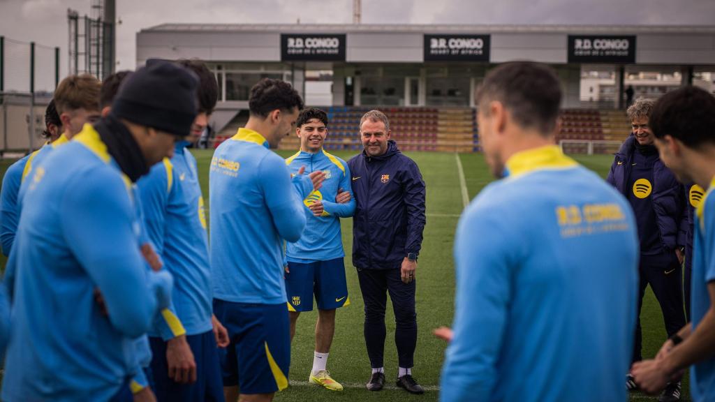 Hansi Flick alenta a Xavi Espart a pasar por el pasillo de 'collejas'