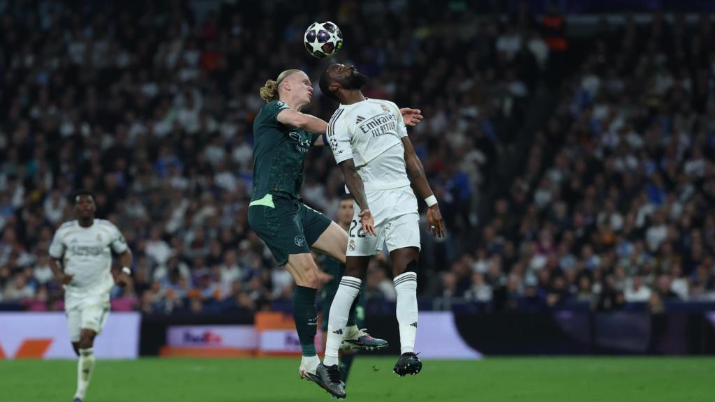 Erling Haaland pugna con Antonio Rüdiger por un balón aéreo en el Real Madrid-Manchester City.jpg