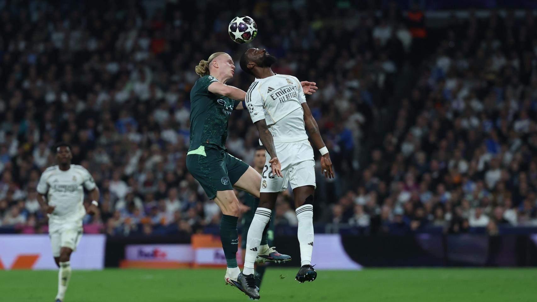 Erling Haaland pugna con Antonio Rüdiger por un balón aéreo en el Real Madrid-Manchester City