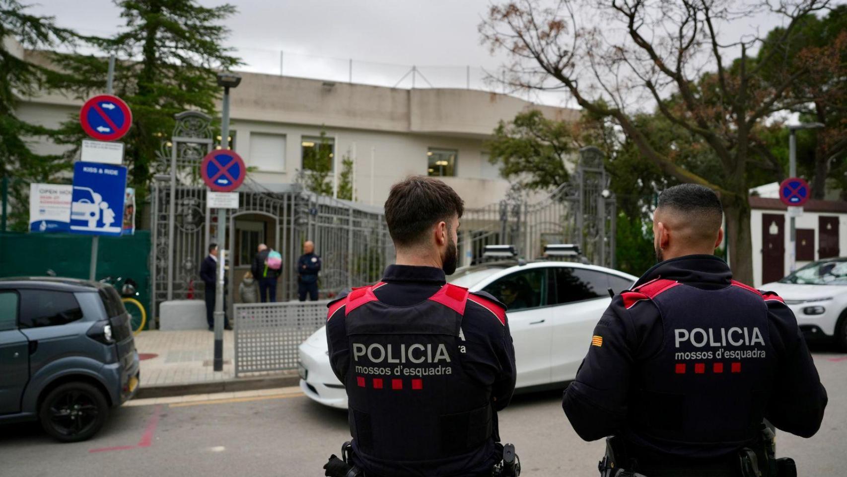 Agentes de Mossos d'Esquadra ante las puertas de la American School