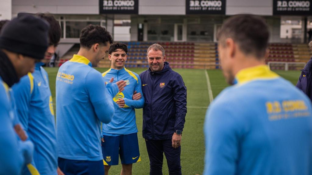 Hansi Flick alenta a Xavi Espart a pasar por el pasillo de 'collejas'