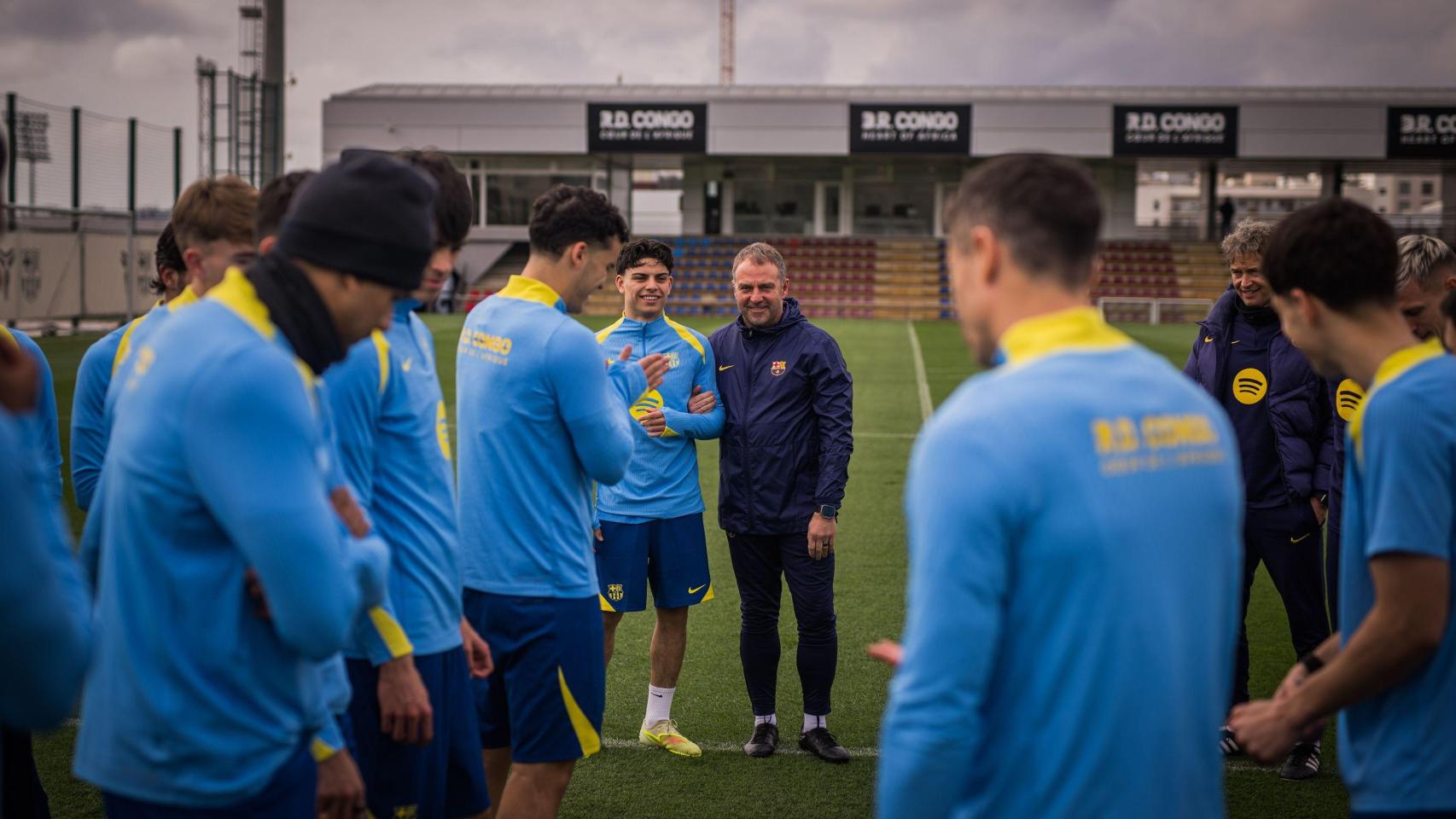Hansi Flick alenta a Xavi Espart a pasar por el pasillo de 'collejas'