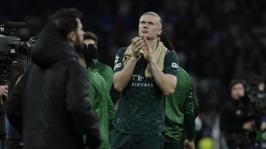 Erling Haalland agradece el apoyo de la afición del Manchester City, tras la derrota contra el Real Madrid.jpg