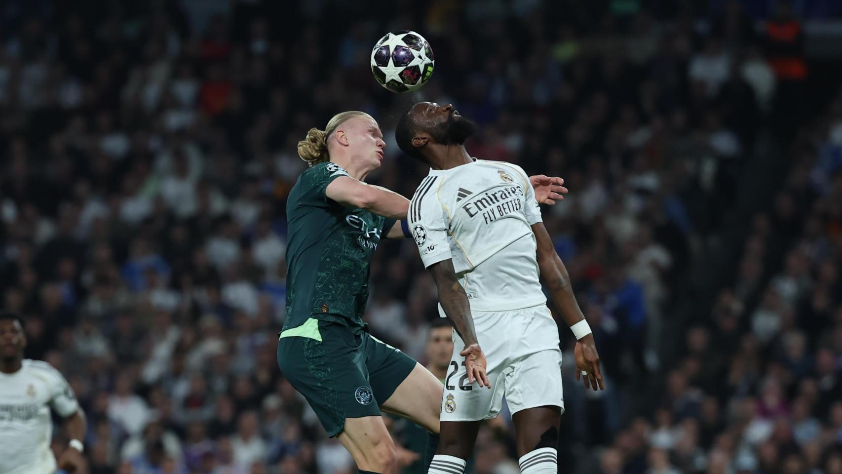 Erling Haaland pugna con Antonio Rüdiger por un balón aéreo en el Real Madrid-Manchester City.jpg