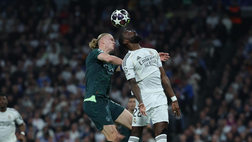 Erling Haaland pugna con Antonio Rüdiger por un balón aéreo en el Real Madrid-Manchester City.jpg