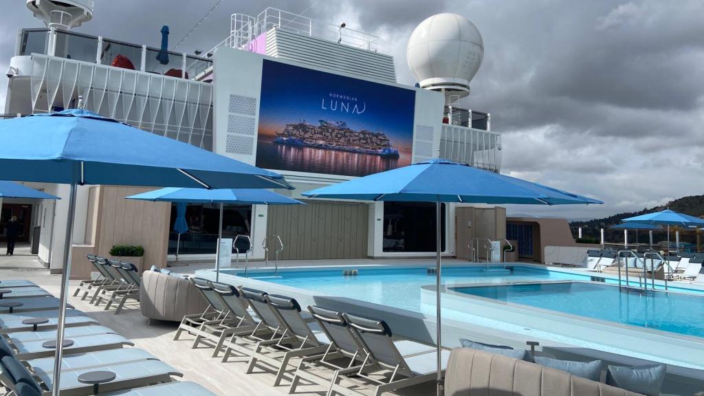 Una terraza con piscina en el Norwegian Luna
