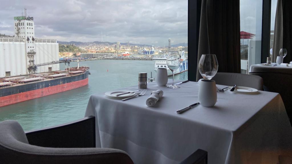 L''skyline' de Barcelona, des del restaurant de 'The Haven', la zona exclusiva del Norwegian Luna