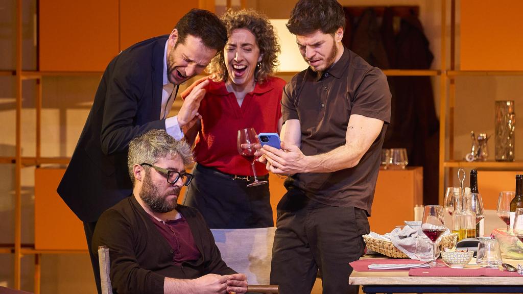 Escena de 'Perfectes Desconeguts'