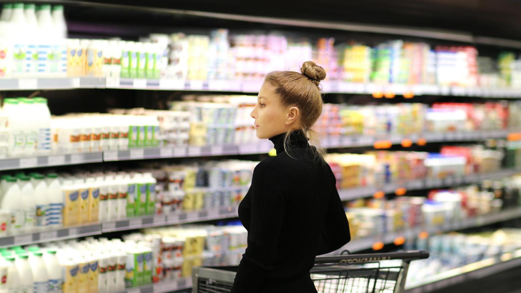 Mujer en un supermercado