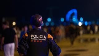 Agente de la ARRO de los Mossos d'Esquadra durante un operativo en Barcelona 
