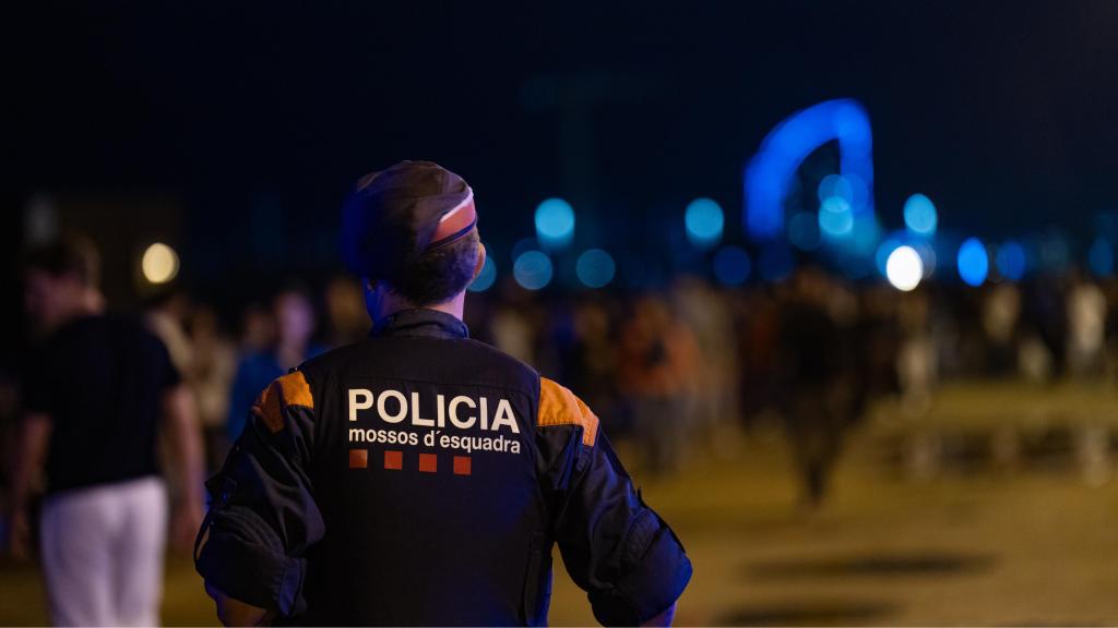 Agente de la ARRO de los Mossos d'Esquadra durante un operativo en Barcelona