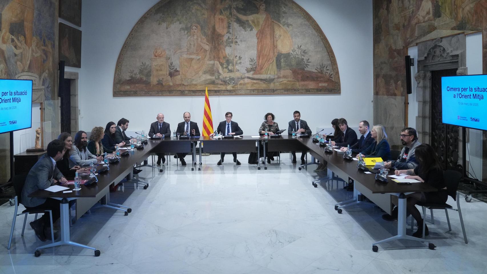 El presidente de la Generalitat, Salvador Illa, y los consellers Albert Dalmau, Alícia Romero y Jaume Duch, se reúnen con PSC-Units, Junts, ERC, PP, Comuns y CUP en el Parlament para abordar las consecuencias de la guerra en Oriente Medio