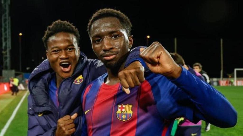 Baba Kourouma celebra con Nuhu Fofana un gol del Juvenil A en la Copa del Rey.jpeg