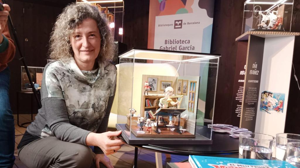 Núria Ibáñez i un diorama del seu pare