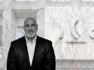 El empresario Iván Carrillo, implicado en este caso, con el edificio del ICO en el fondo