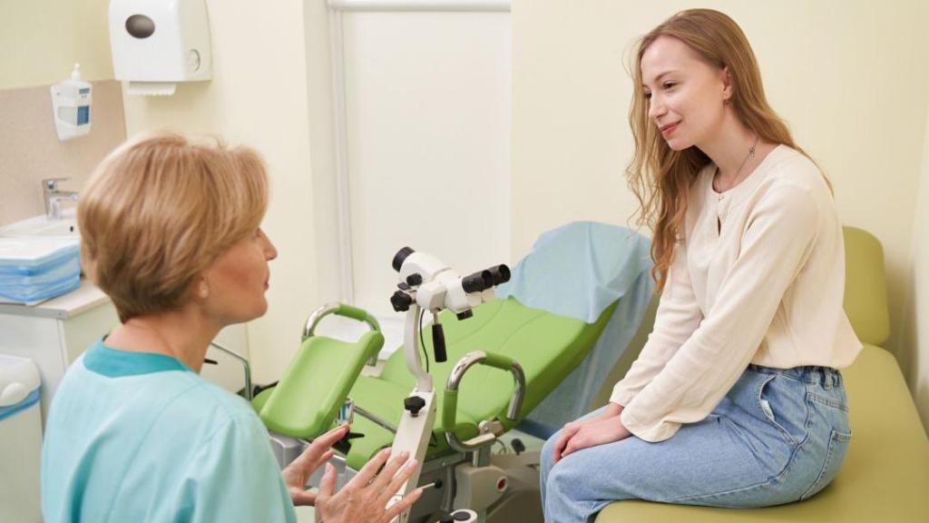 Mujer en una consulta médica
